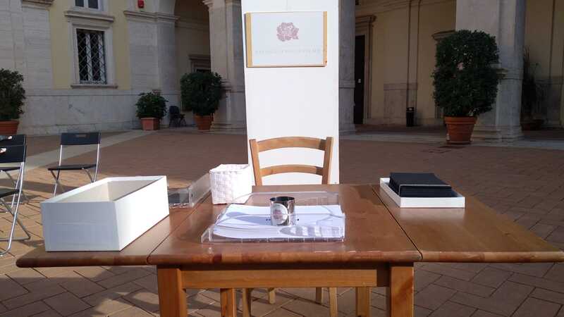 Scrivania nel cortile del CASD Centro Alti Studi per la Difesa, Roma